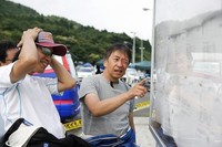 リザルトを見る二人。2本目は記録無しとなりながらも、1本目に記録を残したおかげで、かろうじて表彰台を守ることができた。悔しさ半分、うれしさ半分の微妙な表情。