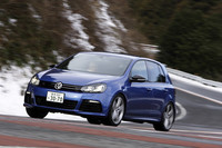 2リッターTSIエンジンと6段DSGの組み合わせにより、燃費も向上。10・15モード燃費は「ゴルフR」が12.4km/リッター、「シロッコR」は13.0km/リッター。