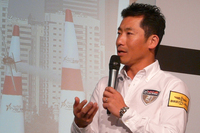 室屋選手は3年前の飛行機に改良を加えて参戦。新型機の「V3」について、「チームに予算があるなら買いたい。重量が70kgも違うので、従来型を軽量化しても追いつかない」と述べた。
    