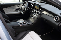 
    インフォテインメントシステムには、新たにタッチパネル式のモニターを採用。これまで通り、センターコンソールのダイヤル式コントローラーで操作することもできる。
     
    