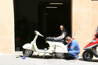 シエナ旧市街でアウトフィチーナを営むロベルトさん（写真右）。四輪、二輪、なんでもござれだ。