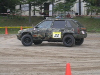 「シトロエンAX」をミリタリー仕様（？）に改造。蒸気の汽笛を吹いたり、細工もいろいろ。