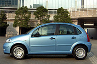 
	TOP写真：シトロエン「C3」と、シトロエンジャポンのフィリップ・クラブロル社長
	 