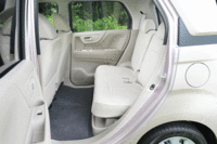 200mmの前後スライド長を持つ「N-WGN」のリアシート。座面の下の収納スペースも特徴となっている。
    