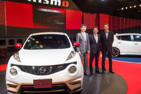 発表会に出席したNISMOの宮谷正一社長（写真中央）、同社のチーフプロダクトスペシャリスト田中宏志氏（写真左）、NISMOレーシングドライバー ミハエル・クルム氏（写真右）。