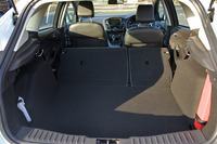 「フォーカス」の後席格納はダブルフォールディング式なのですが、今回は普段の自分の使い方を貫いて、背もたれを倒すだけにしました。皆さんはいつも、リアシートをどんな風にたたんでいますか？