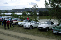 
	博物館の敷地内にある池の辺に集まったMGクラブ。
	 