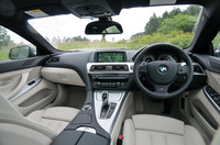 10.2インチのワイドな高解像度ディスプレイをはじめ、基本的には6シリーズ クーペと共通のインテリア。テスト車には、オプションのM Sportパッケージが備わり、アルカンタラとナッパレザーのコンビネーションインテリア、フロントスポーツシート、Mスポーツレザーステアリングホイールなどが装着されていた。