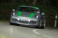 「911R」には、専用のチューニングが施された後輪操舵（そうだ）システム「リアアクスルステア」が標準で備わる。