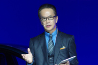 トヨタのコネクティッド戦略を説明する友山氏。「つながるプラットフォームは、自動車メーカーとして重要なビジネス基盤である」と述べた。