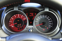 速度計とエンジン回転計の間の液晶モニターには、ガソリンの残量や燃費、水温計などに加え、4輪に配分される駆動力を表示する、インジケーターの機能も備わっている。
    