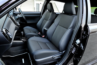 シートは黒（表皮はファブリック＋合皮）のほかにオプションで白（合皮）も用意される。