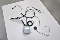 これが、今回開発された“システム”。写真下方に見える箱状のものが「CAN-Gateway ECU」で、四方に伸びているのは、GPSアンテナやUSBインターフェイス、システムの起動スイッチなど。