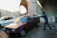 大矢アキオ洗車の歴史。イタリア生活4年目にして初めて購入した中古車、1987年「ランチア・デルタ」を近所の共同井戸で洗う。
    