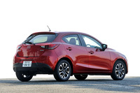 試乗車のボディーカラーは「ソウルレッドプレミアムメタリック」。「15MB」というグレード名を示すオーナメントは付かない。