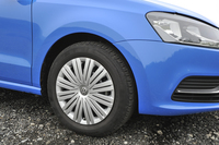 タイヤサイズは185/60R15。ホイールはホイールキャップ付きのスチール製となる。
    