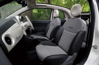 「500C ラウンジ」には、専用デザインのファブリックシートが与えられる。