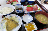 注文したのは、本日のおすすめ品、まぐろとブリの刺身定食（1560円）。限定の地魚4種の刺身定食（1830円）とどっちにしようか悩んだ末の決断だった。