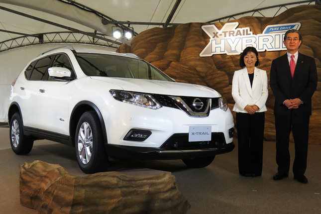 「日産エクストレイル ハイブリッド」と日産自動車の片桐隆夫副社長（右）、星野朝子専務執行役員（左）。