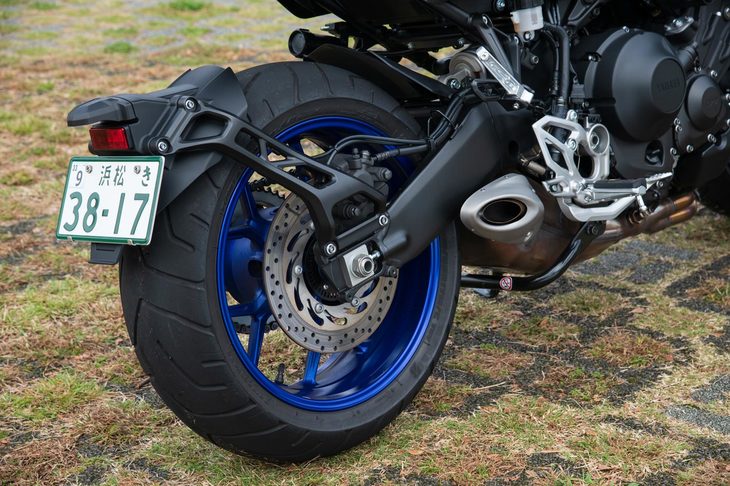 リアの足まわりは、パネル溶接のアルミ鋳造製スイングアームとモノショックの組み合わせ。サスペンションには簡単にプリロード調整ができる、リモート操作機構を採用している。