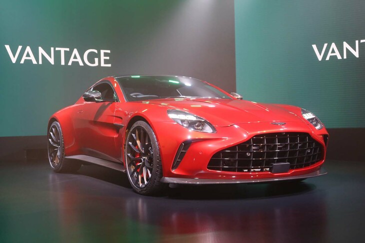 2024年2月にデビューした改良型「アストンマーティン・ヴァンテージ」には4リッターのV8ツインターボエンジンが搭載されているものの、過去に見られたとおり、V12バージョンの追加設定も十分考えられる。