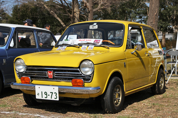 1973年「N600」。「N360」のボディーに594ccに拡大した空冷並列2気筒SOHCエンジンを搭載した輸出仕様。日本でも一時期「N600E」の名で販売され、「プアマンズ・ミニクーパー」の異名をとった。ただし居住性はN360と変わらず、税金・保険などの維持費は普通車となれば一部のマニア向けにとどまり、販売台数は1500台程度といわれる。輸出仕様には仕向け地によって「N400」も存在したという。