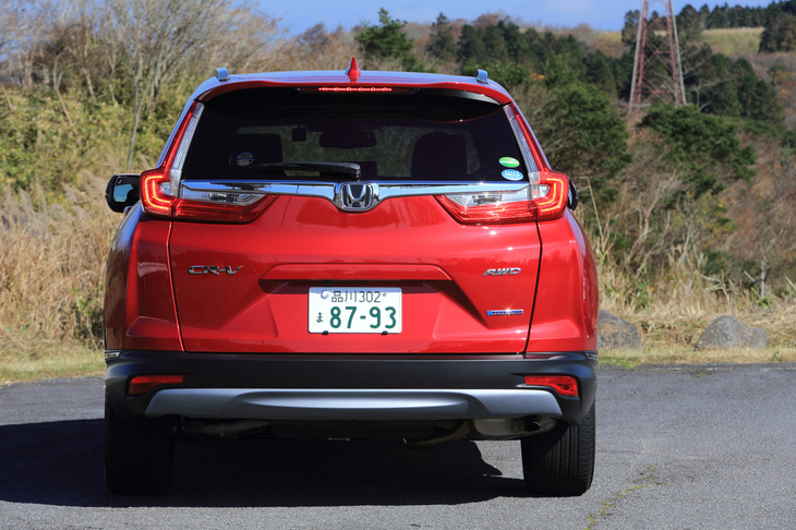 ボディーカラーは、全6色が用意される。試乗車に採用されていた「プレミアムクリスタルレッド・メタリック」は有償オプションとなる。