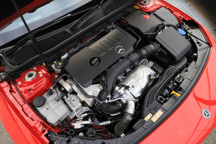 エンジンには、ツインスクロールターボと筒内直接燃料噴射装置、吸気バルブリフトの切り替え機構などを採用。350N・mの最大トルクを1800-4000rpmで発生し続ける、フラットなエンジン特性を実現している。
