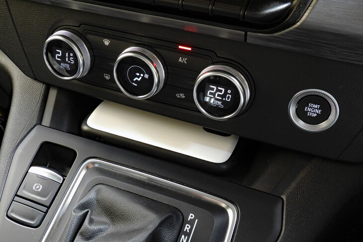 記者がキーケースを置いてしまったポケット……というか隙間（わかりやすいようにスマホを置いております）。事件発覚時は夜で暗かったので、後日撮影しました。