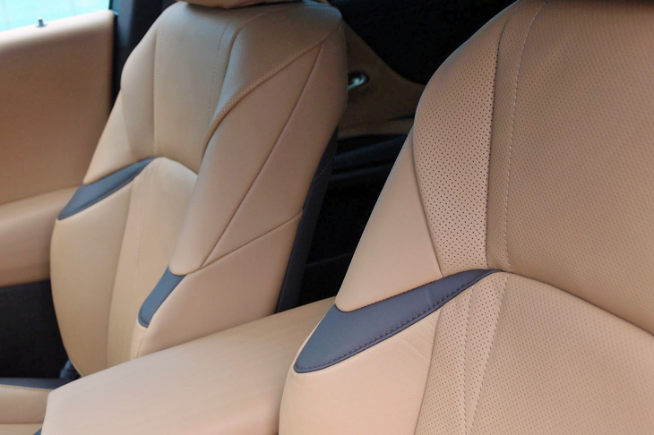 レクサスES300h“バージョンL”（フロントシート）