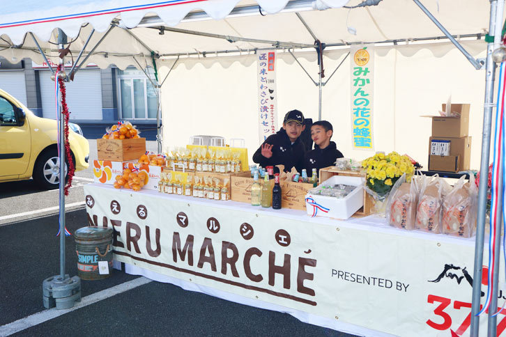 地元静岡県の特産物を扱ったコーナー。みかんや蜂蜜、地酒などさまざまな地元の食が並んだ。