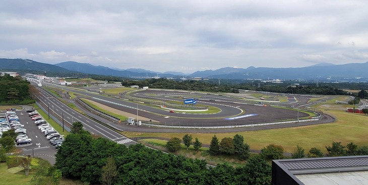 2022年10月初旬の富士スピードウェイ。レーシングコースでは、スポーツ走行枠を利用して、所有する高性能車でサーキットランを楽しむ人の姿が見られた。