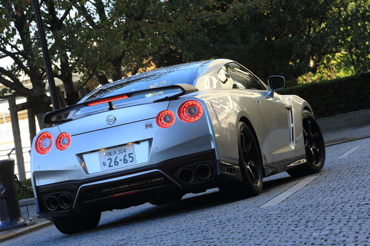 リアまわりでは、新形状のサイドアウトレットが2017年モデルの特徴となる。