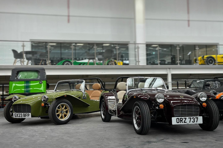 「スーパーセブン2000」（写真向かって左）と「スーパーセブン600」（同右）。