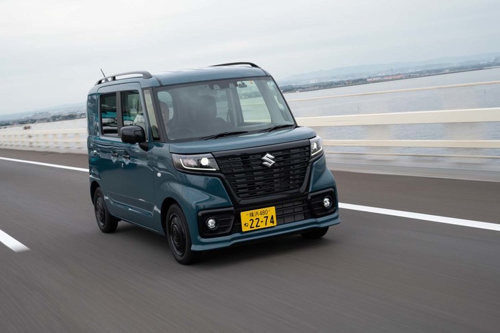 パワーユニットは最高出力52PSの自然吸気エンジンのみの設定で、変速機はスズキの軽商用車では初採用となるCVT。「スペーシア カスタム」よりもベルトの耐久力が強化されている。