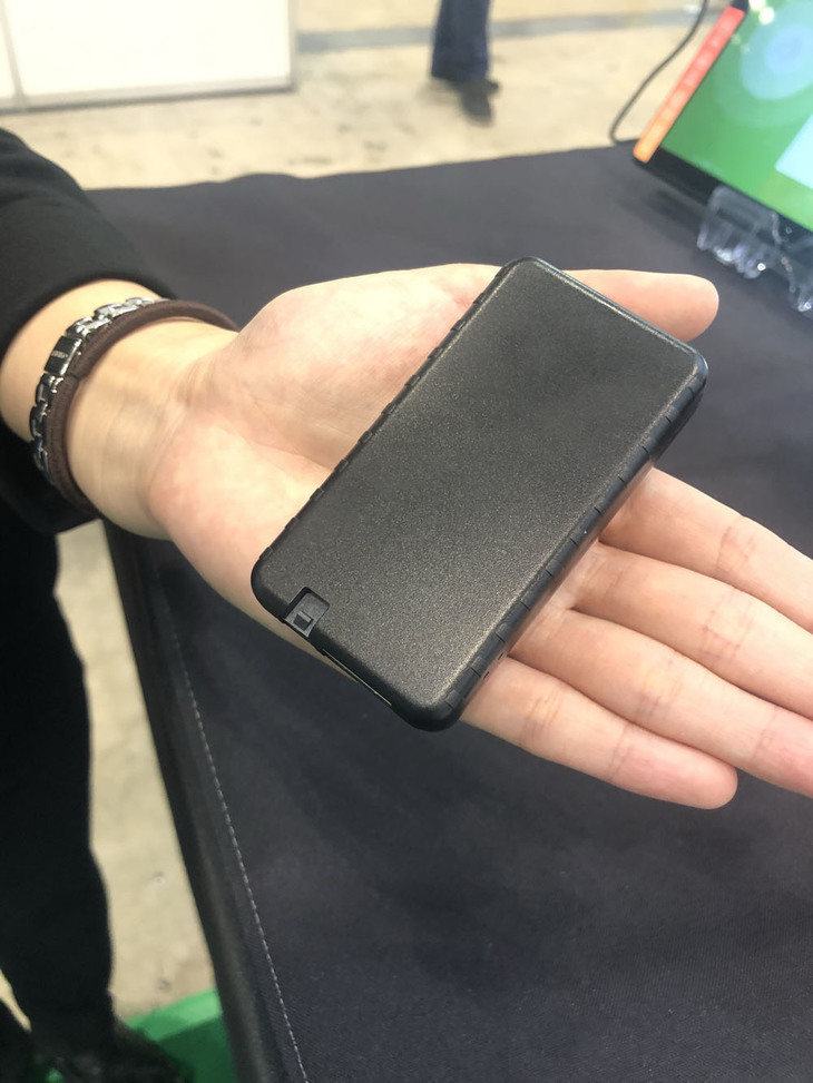 オートバックスセブンによる「クルマ×IoTによる運転見守りサービス」の端末。オートバックスの店舗で取り付ける。