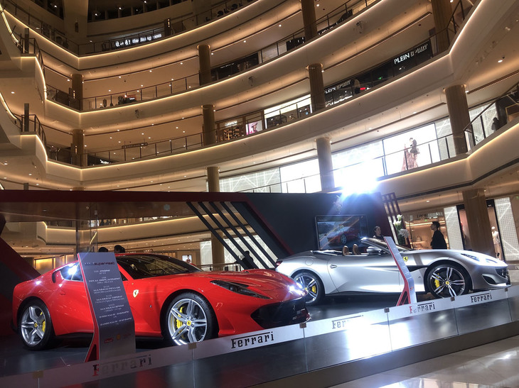 フェラーリのショールームから数ブロック離れた高級ショッピングモールでも、いわゆるポップアップストアが展開されていた。