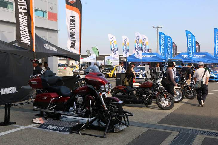 アメリカンバイクの王様「ハーレーダビッドソン」も展示。固定された状態で展示されてていた大型バイク「ウルトラリミテッド」は、誰でも気軽にまたがることができ、インスタ映えスポットとなっていた。