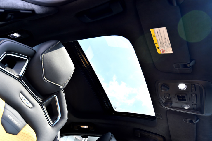 充実した快適装備も「CTS-V」の特徴。電動ガラスサンルーフやBOSE製のサラウンドサウンドシステムが標準で採用されている。