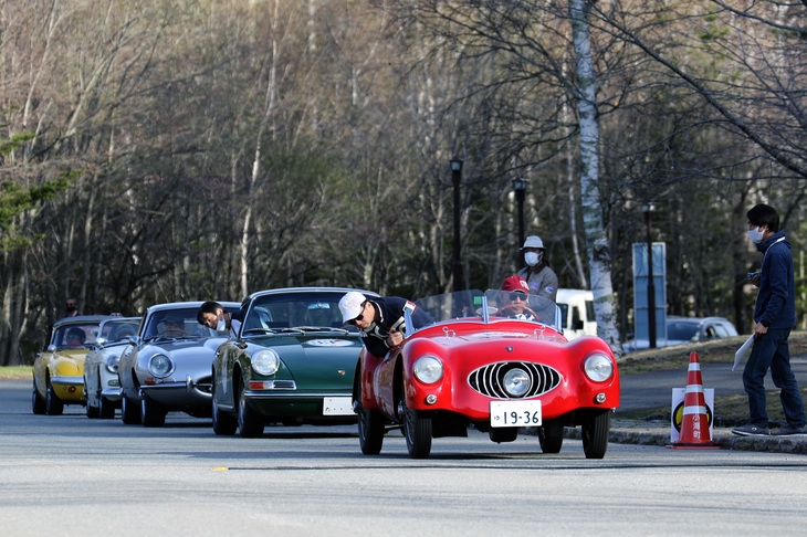 小海リエックス内における最後（4つ目）のPC競技に臨む参加車両。先頭は1936年「フィアット508シアタ」。
