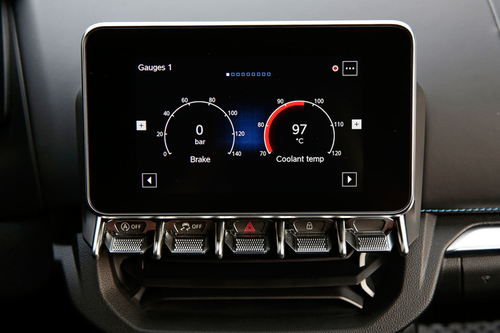 インストゥルメントパネルの中央に備わる7インチモニター。カーナビの機能はなくApple CarPlayやAndroid Autoにも非対応だが、ブースト計のほか、Gメーターやパワーメーターなどが表示できる。