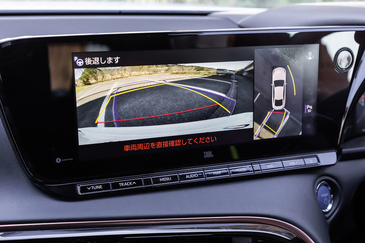 「アドバンスドパーク」では、並列駐車および縦列駐車／出庫はもちろんのこと、区画線のない駐車スペースや隣接車両がないスペースでも駐車支援が行われる。