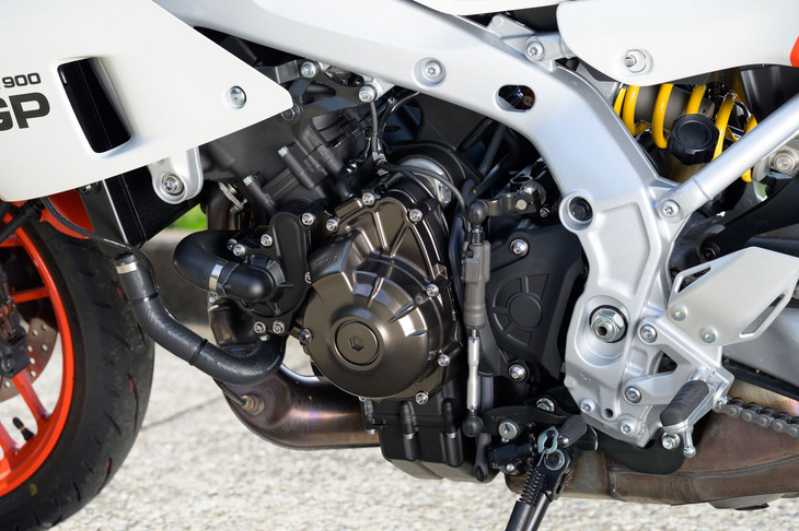 エンジンは「MT-09」や「XSR900」でおなじみの、排気量888ccの水冷3気筒DOHC。トランスミッションには加速中のシフトアップと減速中のシフトダウンに加え、加速中のシフトダウン、減速中のシフトアップにも対応する、最新のクイックシフターが組み合わされる。