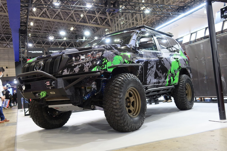 車体左側に「A-LAP-05X」を装着した「ランドクルーザープラド」。輸入車では「ジープ・ラングラー」との組み合わせもおすすめだ