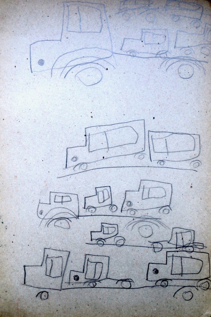 1968年ごろ（筆者が2歳のころ）のスケッチブックから。車両運搬車を表紙の裏までひたすら描いている。市内に日野自動車の工場があって、「トヨタ・ハイラックス」を製造していたためである。