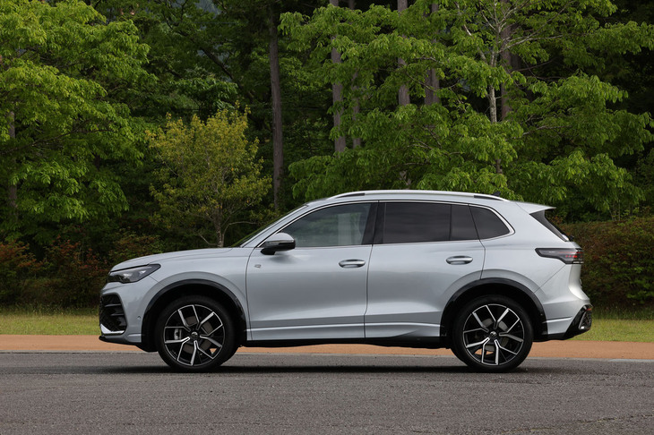 「ティグアンTDI 4MOTION Rライン」のボディーサイズは全長×全幅×全高＝4540×1860×1655mmで、ホイールベースは2680mm。Rラインと他グレードでは前後バンパーの形状が異なるため、前者は全長が5mm短い設定とされる。