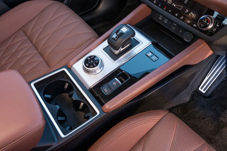 シフトセレクターの「P」ボタンのデザインが変わった。USBポートがタイプA＋タイプCからタイプC×2になるなど、細かな点もアップグレードされている。