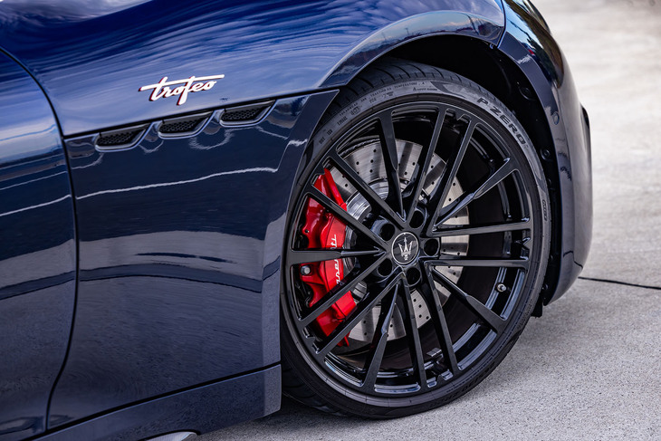 15本スポークデザインが採用されたグロッシーブラック仕上げの「ペガソ」鍛造ホイール。今回の試乗車はフロントに265/30ZR20サイズ、リアに295/30ZR21サイズの「ピレリPゼロ」タイヤを組み合わせていた。