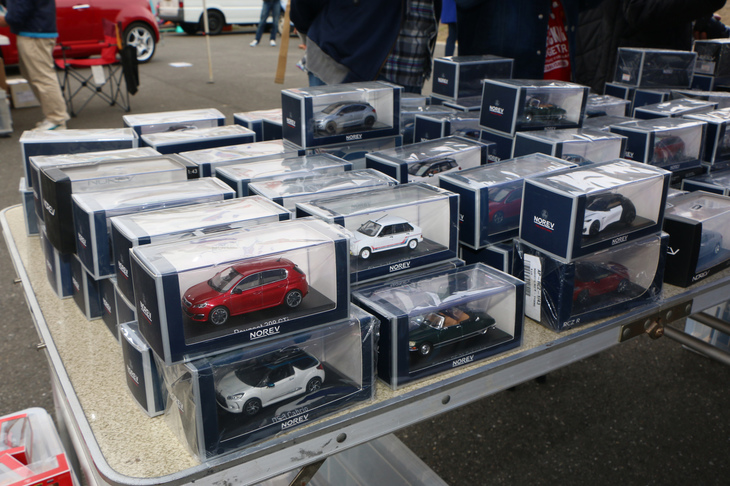 埼玉県内のイタフラ専門ショップも多数出展。中には多数のミニカーを取り扱う店も……。フランス車専門店らしく、新旧フランス車を中心に個性的な車種が並んでいた。