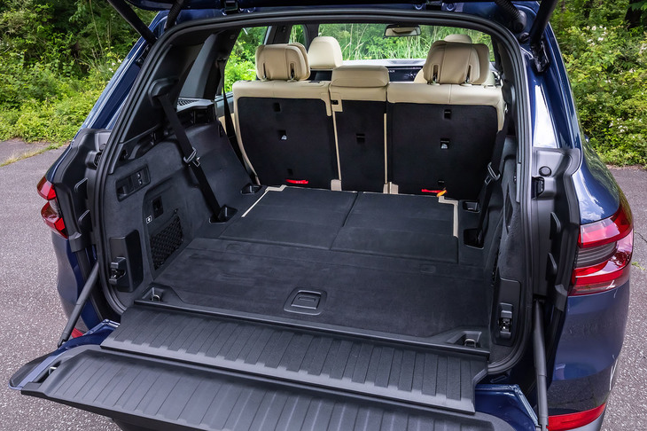 3列目シートを収納した荷室の様子。シートは床下にフラットに収納されるので、広々とした印象である。この状態での荷室容量は650リッター。